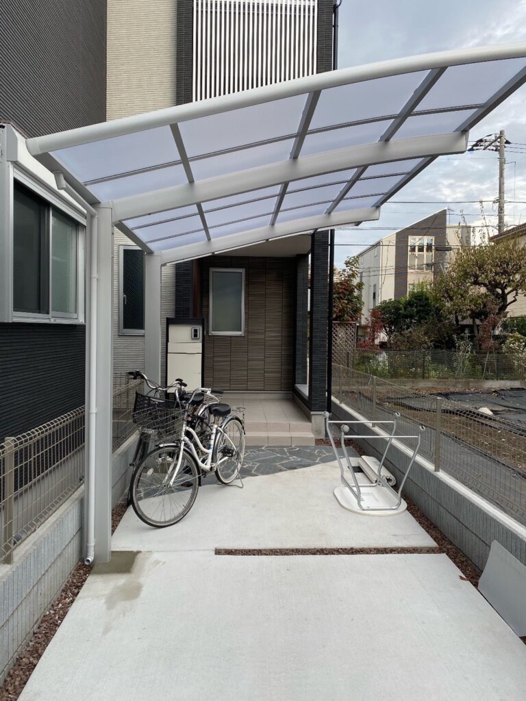 東京都練馬区|限られたスペースを有効活用!自転車も家族も守る、スタイリッシュなカーポート設置事例